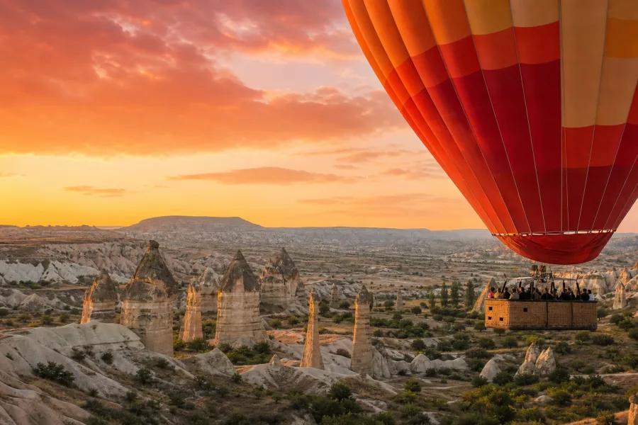 Mongolfiera colorata sopra i camini delle fate
