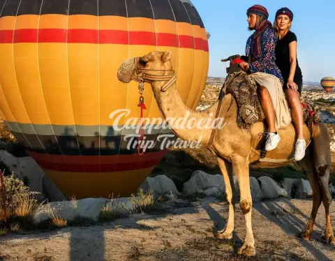 Carovana di cammelli al tramonto nella valle della Cappadocia