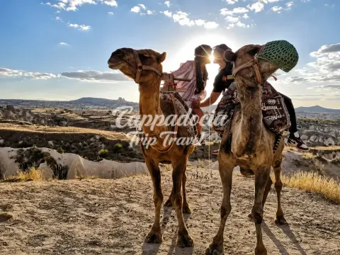 Carovana di cammelli attraverso i camini delle fate della Cappadocia