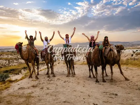Safari in cammello al tramonto con vista panoramica sulla Cappadocia