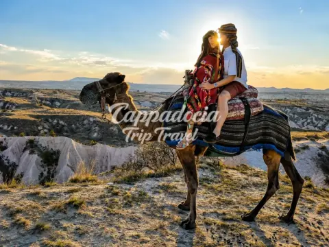 Cammelli in riposo nella valle dei camini delle fate della Cappadocia al tramonto