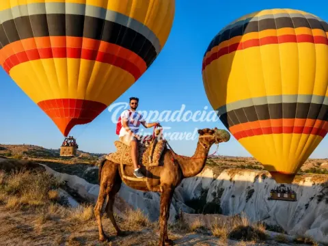 Safari in cammello al tramonto con luce dorata sulle valli della Cappadocia