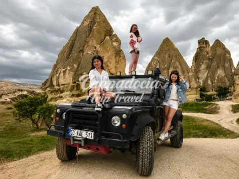 Jeep safari tra le valli aspre al tramonto in Cappadocia