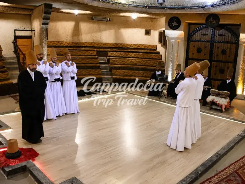Dervisci rotanti nella cerimonia Sufi in Cappadocia