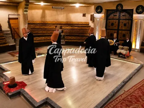 Dervisci in tuniche bianche durante il rito Sema in Cappadocia