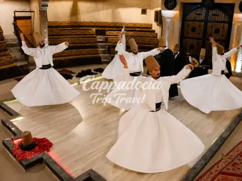 Cerimonia dei dervisci nell'antico caravanserraglio della Cappadocia