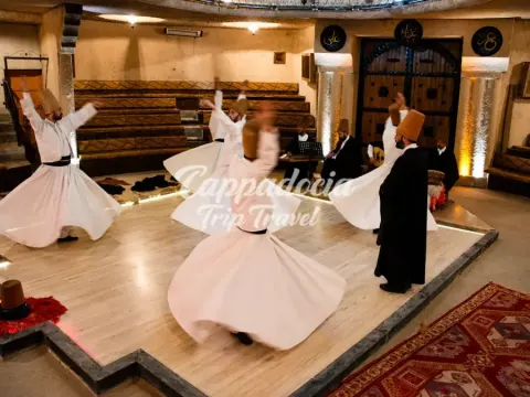 Dervisci rotanti in cerimonia sufi in Cappadocia