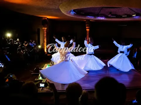 Musicisti della cerimonia Sema suonano il ney in Cappadocia