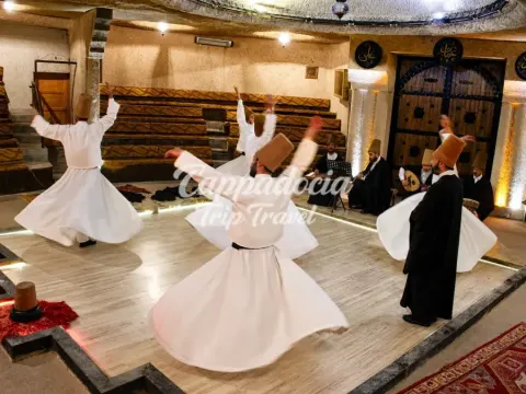 Storico caravanserraglio con cerimonia dei dervisci in Cappadocia