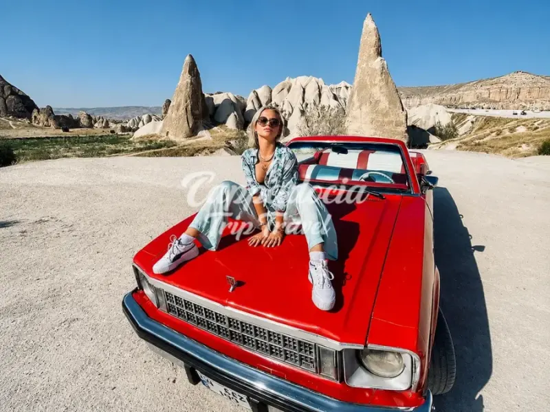 Auto d'epoca classica su una strada panoramica della Cappadocia