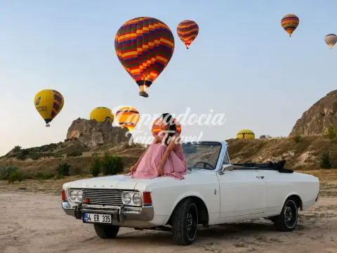 カッパドキアの景色の良い谷道を走るクラシックカー