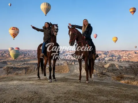 Jinete contempla el valle dorado de Capadocia