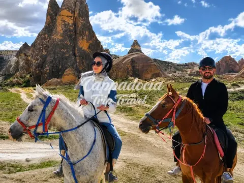 Jinetes recorren los senderos de los valles de Capadocia al atardecer