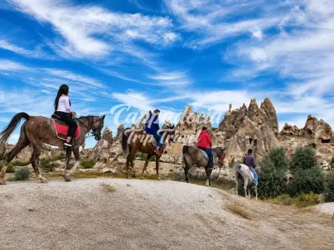 Paseo a caballo entre las chimeneas de hadas de Capadocia