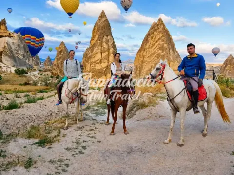 Ruta guiada a caballo por el valle dorado de Capadocia al anochecer