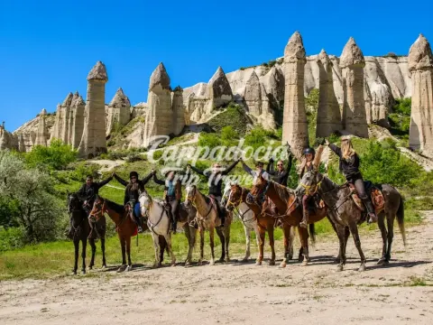 Paseo a caballo al atardecer por los panoramas de Capadocia