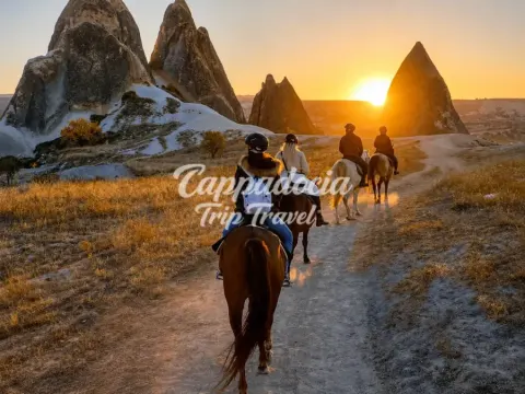 Jinetes al atardecer por los valles de Capadocia