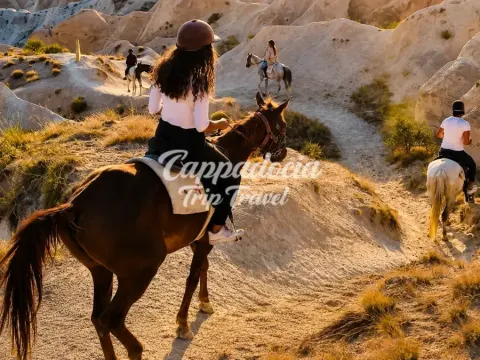 Paseo a caballo entre chimeneas de hadas de Capadocia al anochecer