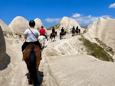 Ruta a caballo guiada por la cresta dorada de Capadocia