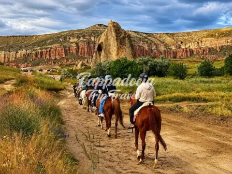 Jinetes recorren los valles de Capadocia al atardecer