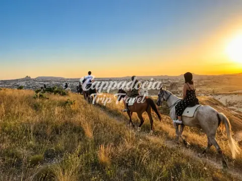 Caballos por los senderos de chimeneas de hadas en Capadocia