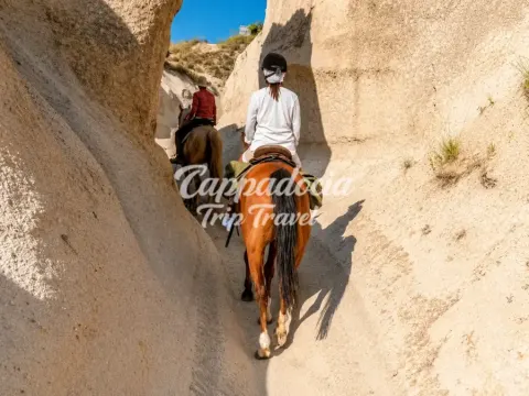 Tour a caballo al atardecer por el paisaje rocoso de Capadocia