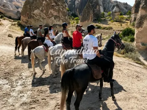 Jinete a caballo con vistas doradas del valle de Capadocia