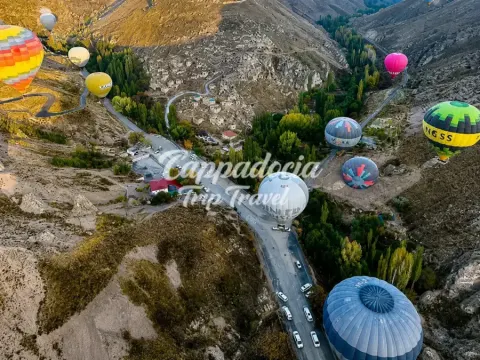 Belon berwarna-warni naik di Lembah Soğanlı, Cappadocia