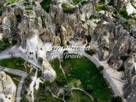 Belon udara panas ketika matahari terbit di Lembah Soğanlı, Cappadocia