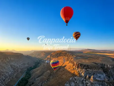 Pemandangan panorama gereja Lembah Soğanlı dari belon, Cappadocia