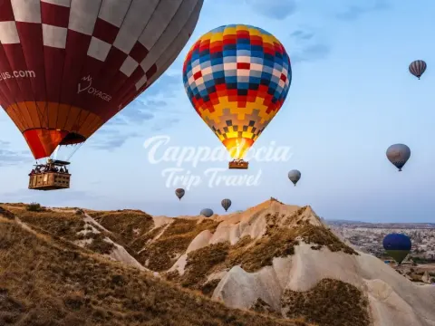 Şafakta Kapadokya'nın kayalık manzarasında balondan panoramik görünüm