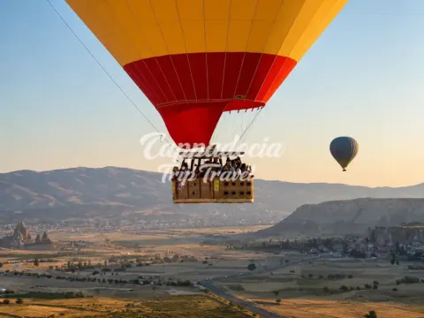 Kapadokya'da şafakta havalanan sıcak hava balonları