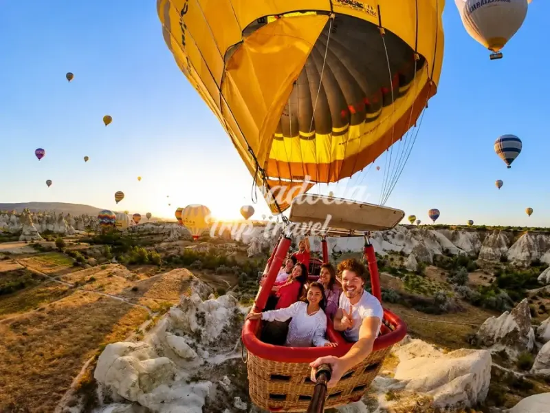 Mongolfiera privata all'alba sui camini delle fate della Cappadocia