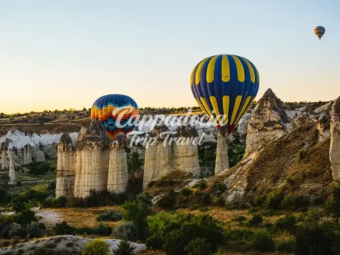 Bagliore dell'alba sulle valli rocciose della Cappadocia durante un volo privato