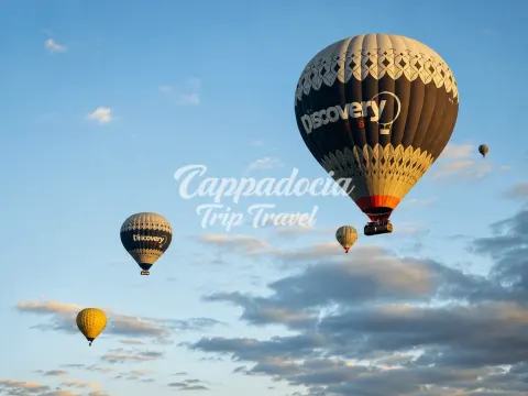 Globos coloridos elevándose sobre el valle de Göreme en Capadocia