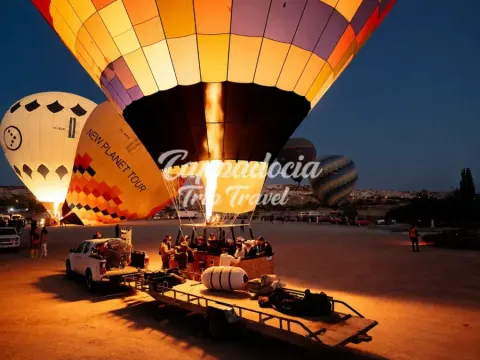 Pasajeros disfrutando vistas panorámicas de Capadocia desde la cesta