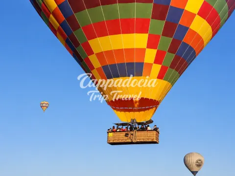 Coloridos globos aerostáticos al amanecer sobre los valles de Capadocia