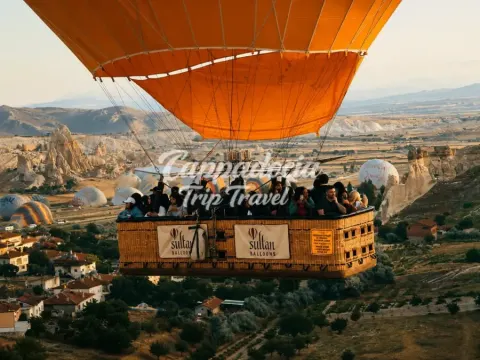 Mongolfiere all'alba sopra i camini delle fate della Cappadocia