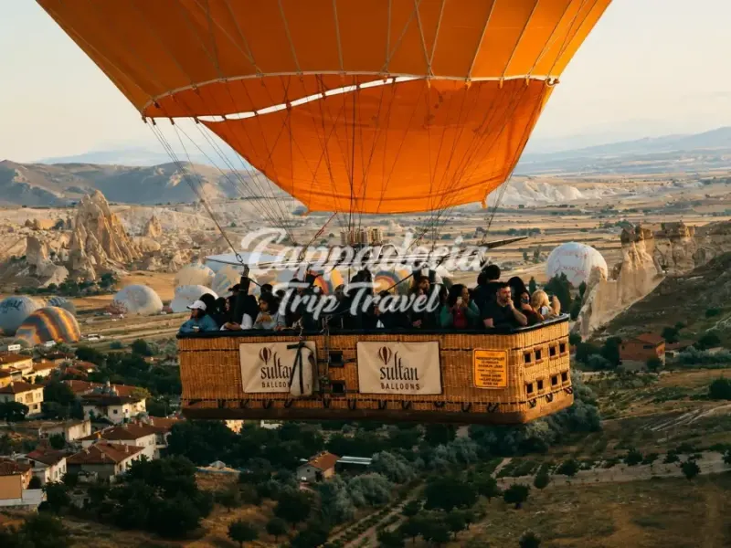 Mongolfiere all'alba sopra i camini delle fate della Cappadocia