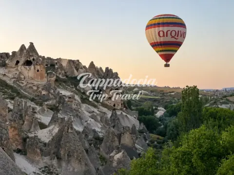 Belon berwarna-warni di atas formasi batu Lembah Çat, Cappadocia