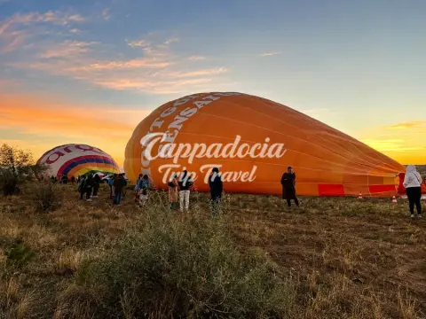 Pemandangan udara panorama dari belon di atas Lembah Çat, Cappadocia