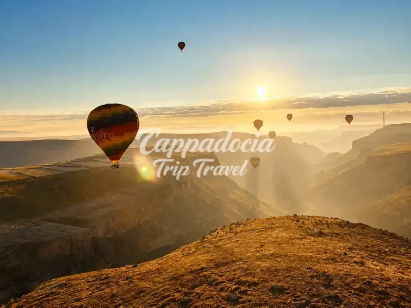 Mongolfiere all'alba sopra la Valle di Çat in Cappadocia