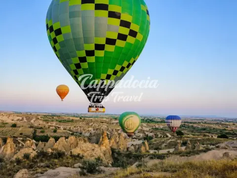 Belon berlepas pada waktu subuh di Lembah Çat, Cappadocia