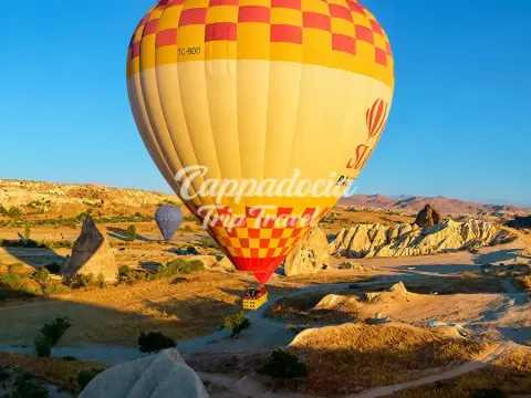 Belon berwarna-warni di atas formasi batu Lembah Çat Cappadocia