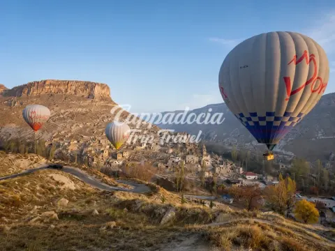 Penumpang bakul belon mengagumi pemandangan Lembah Çat Cappadocia