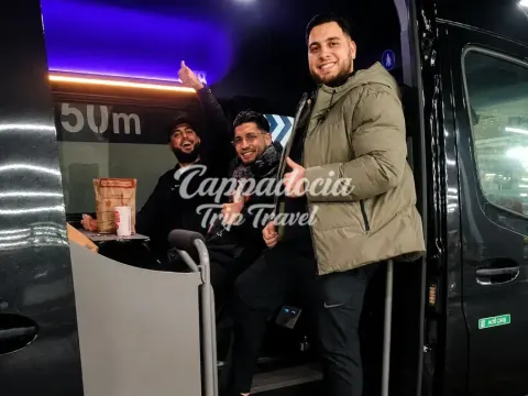 Carretera panorámica del aeropuerto de Kayseri a los hoteles cueva de Capadocia