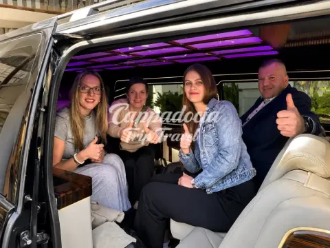 Autista accoglie ospiti al transfer privato aeroporto Cappadocia