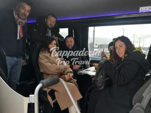 Passeggeri salgono sulla navetta aeroportuale in Cappadocia
