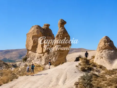 Vista panoramica delle valli della Cappadocia con formazioni rocciose