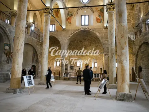 Túnel de ciudad subterránea excavado en roca en Capadocia